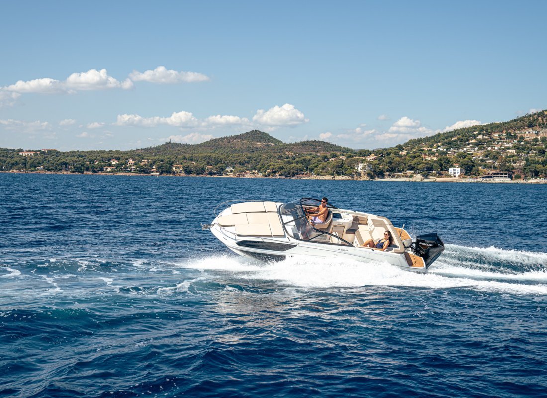 Bayliner har et bredt sortiment i overnighter-serien. Her ses en Cuddy VR6 med Mercury påhængsmotor i høj fart.