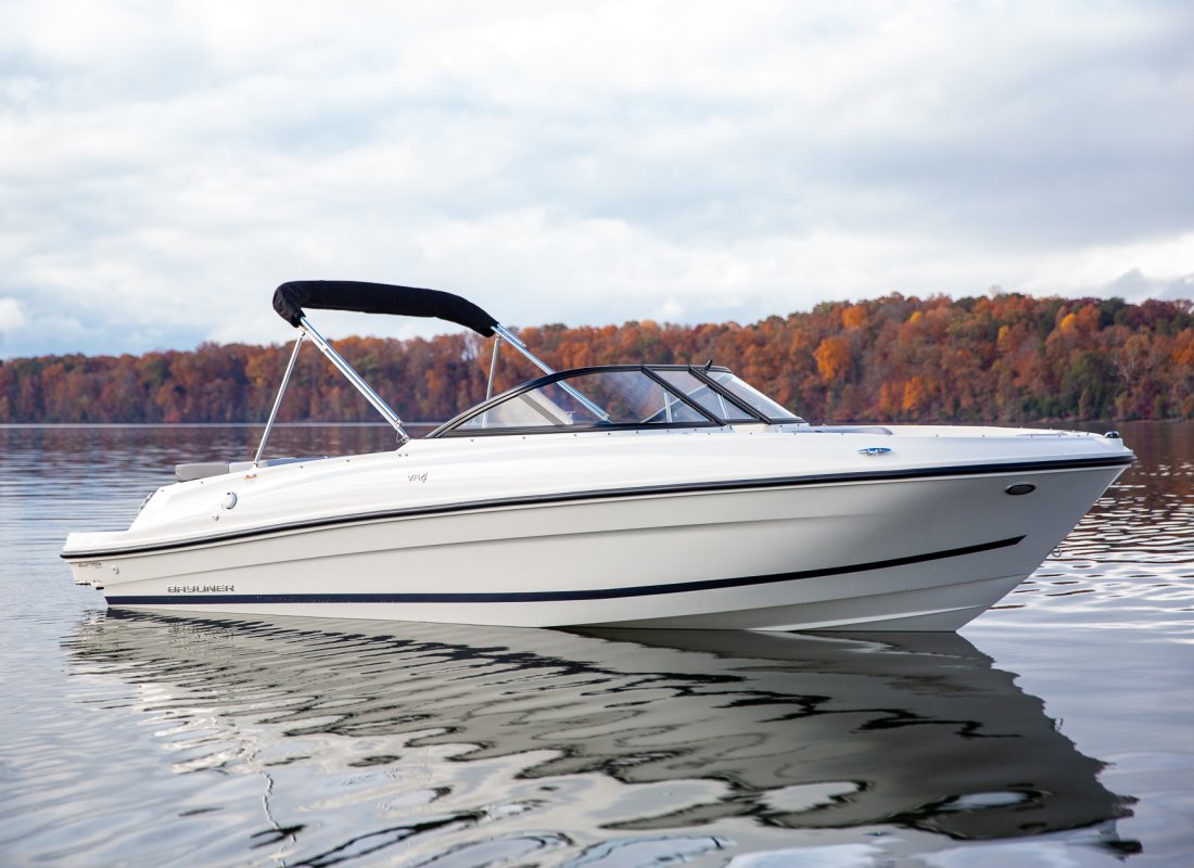 Bayliner Bowrider VR4 med indenbordsmotor tager sig godt ud i et nordisk landskab.