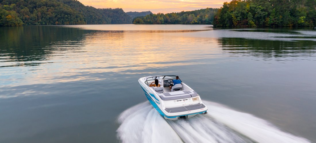 Her ses vores Bayliner VR5 med indenbordsmotor. Båden er en del af VR-serien, hvor form og funktion går op i en højere enhed.