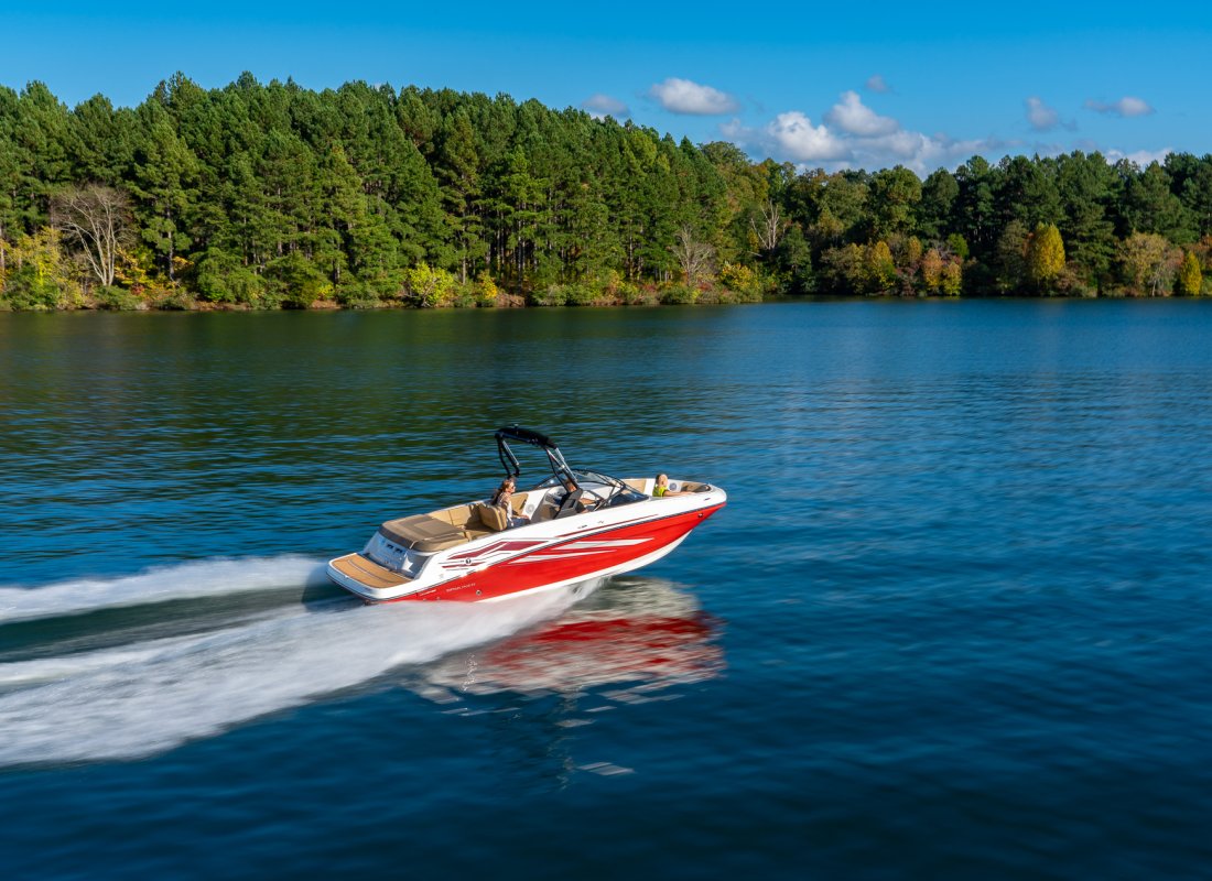 Den største model i VR-serien, VR6, ses her med indenbordsmotor i høj fart på vandet.