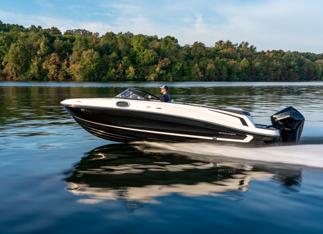 Bayliner Bowrider VR6 med Mercury påhængsmotor tager sig godt ud i et nordisk landskab.