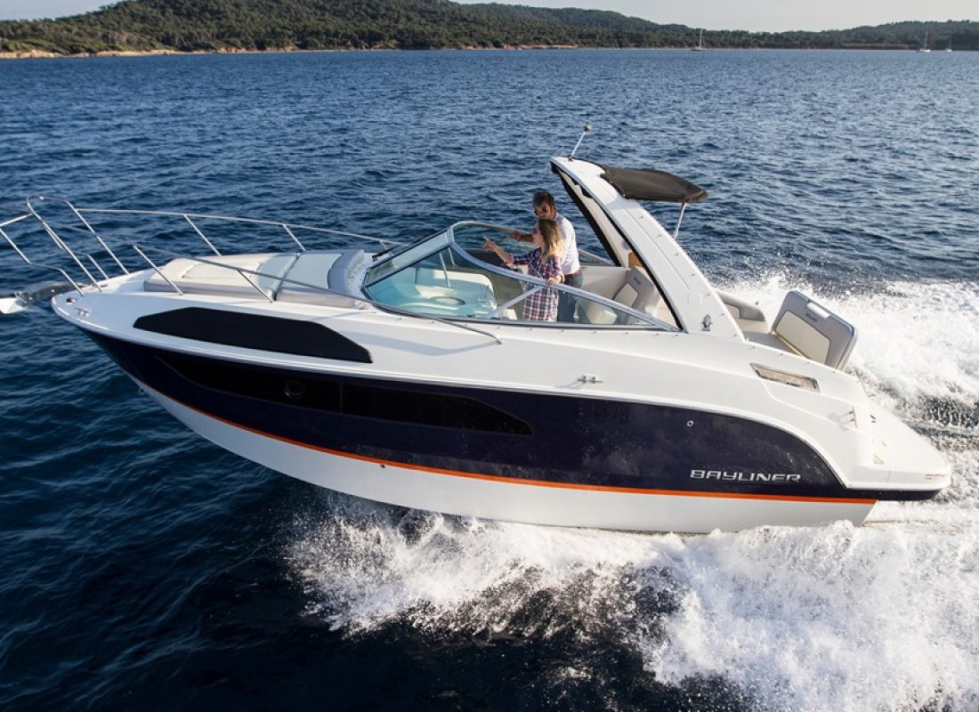 Bayliner har et bredt sortiment i overnighter-serien. Her ses en Ciera 8 med indenbordsmotori høj fart.