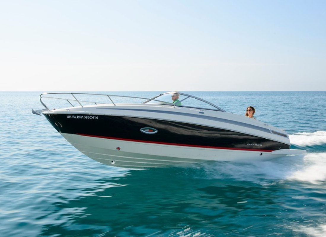 Bayliner har et bredt sortiment i overnighter-serien. Her ses en Cuddy 742 i høj fart. Båden ses her med indenbordsmotor.