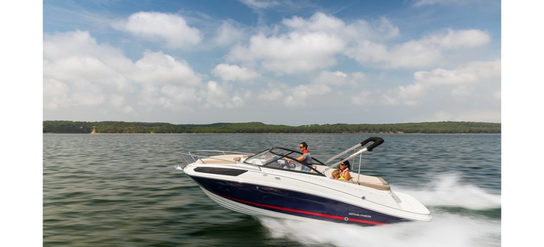 Bayliner har et bredt sortiment i overnighter-serien. Her ses en Cuddy VR5 i høj fart.