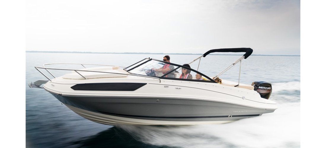 Bayliner har et bredt sortiment i overnighter-serien. Her ses en Cuddy VR5 i høj fart.