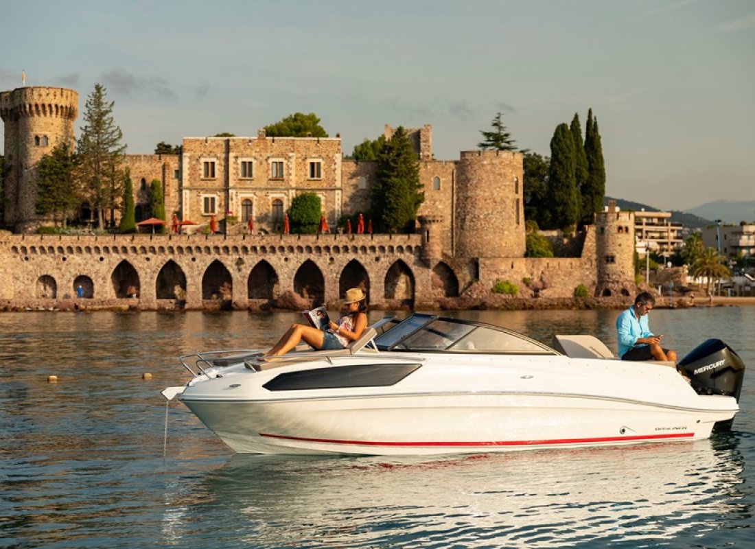 Bayliner har et bredt sortiment i overnighter-serien. Her ses et ungt par på en Cuddy VR6 med Mercury påhængsmotor.