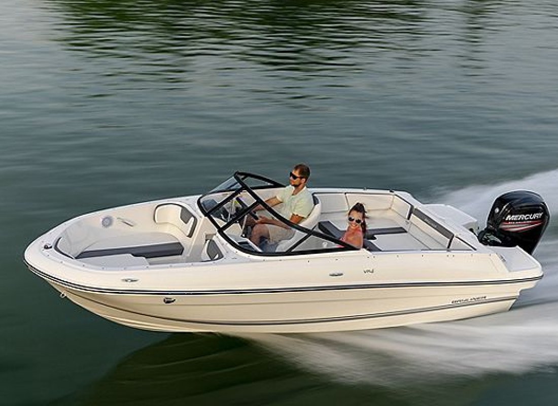 Her ses en Bayliner Bowrider VR4 med Mercury påhængsmotor. Båden er ideel til både sejlads og vandsport.