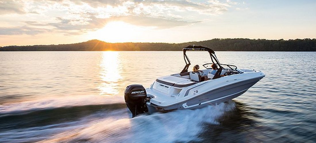 Her ses Bayliner Bowrider VR5 med en Mercury påhængsmotor. Båden er ideel til familien, såvel som parret.